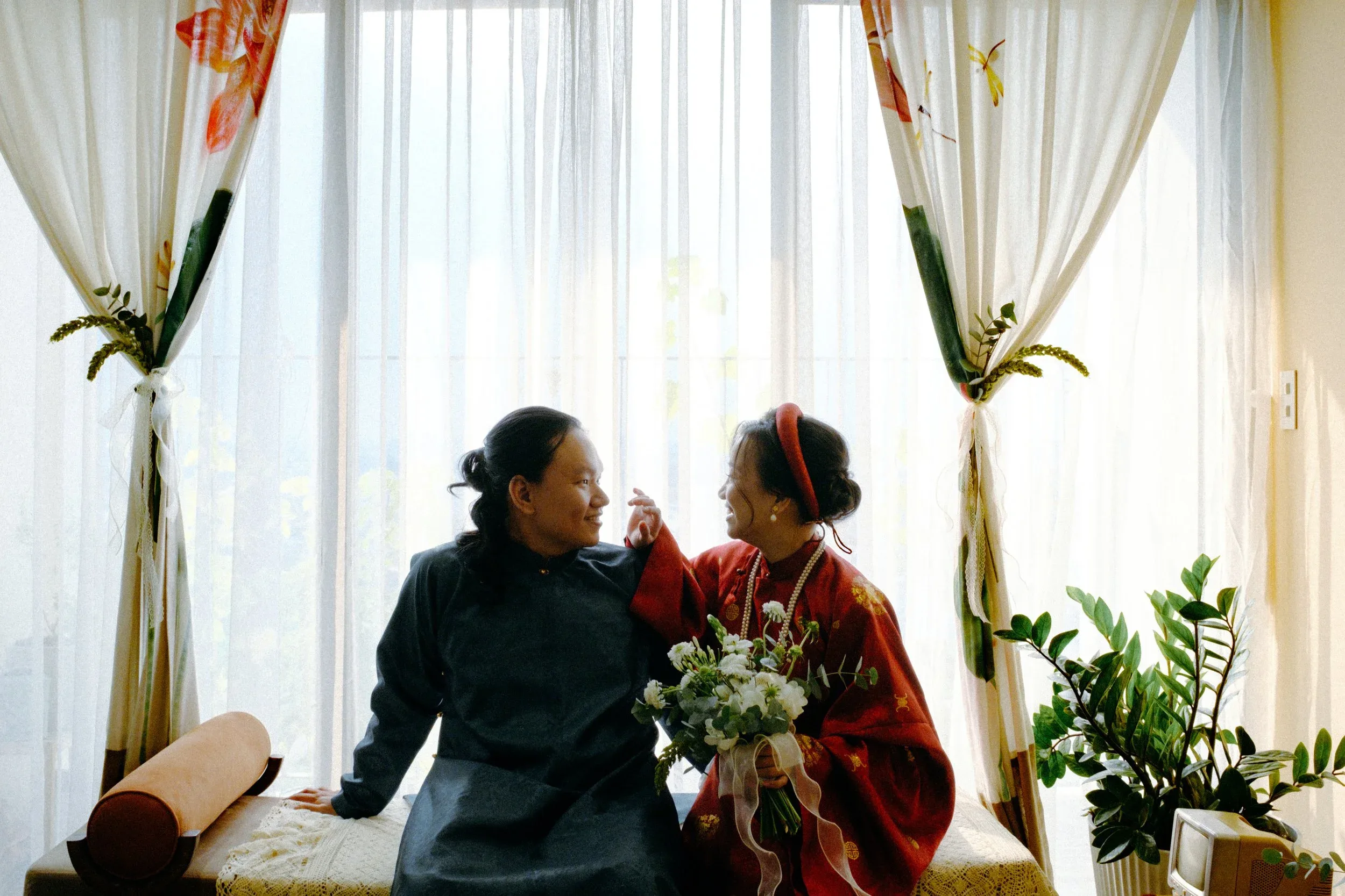 Thảo & Lâm, Pre-wedding Session at Home in Sài Gòn — Pham Si Luan Photography (46)