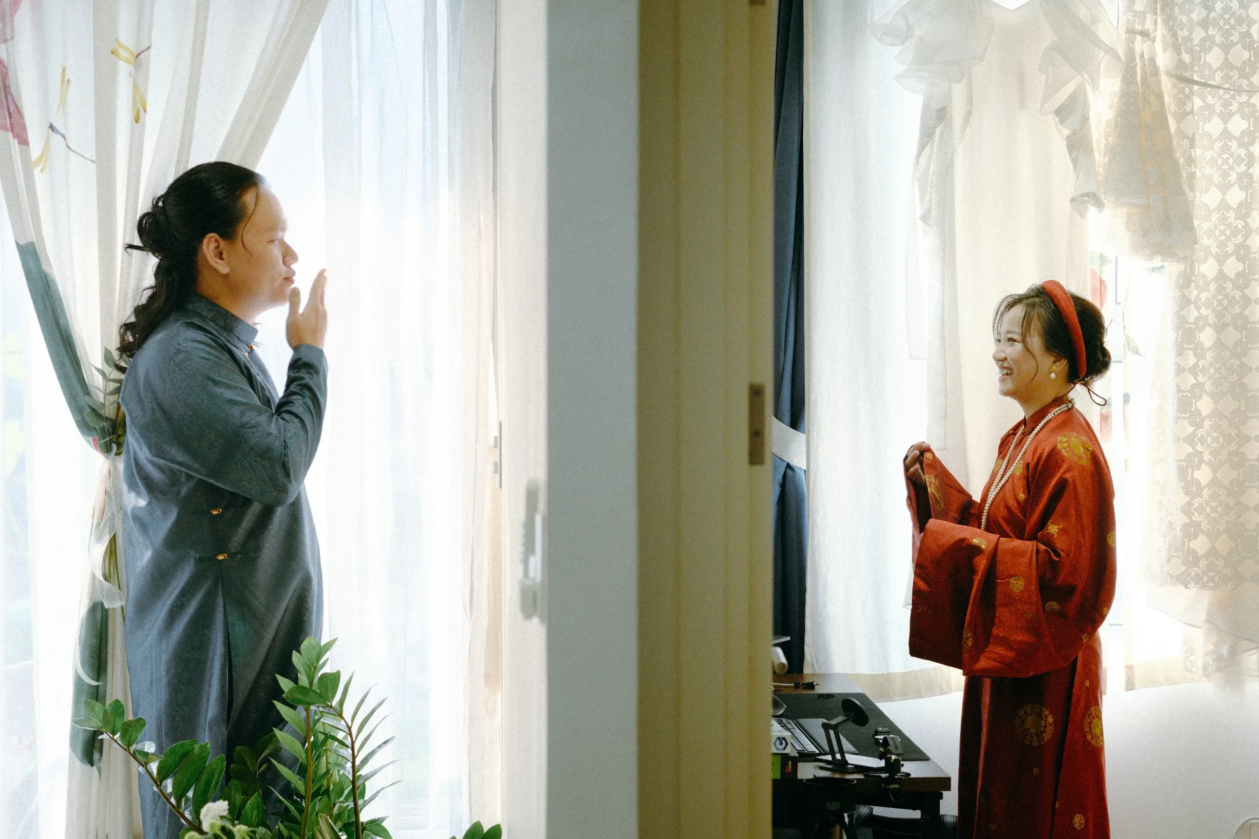 Thảo & Lâm, Pre-wedding Session at Home in Sài Gòn — Pham Si Luan Photography (62)