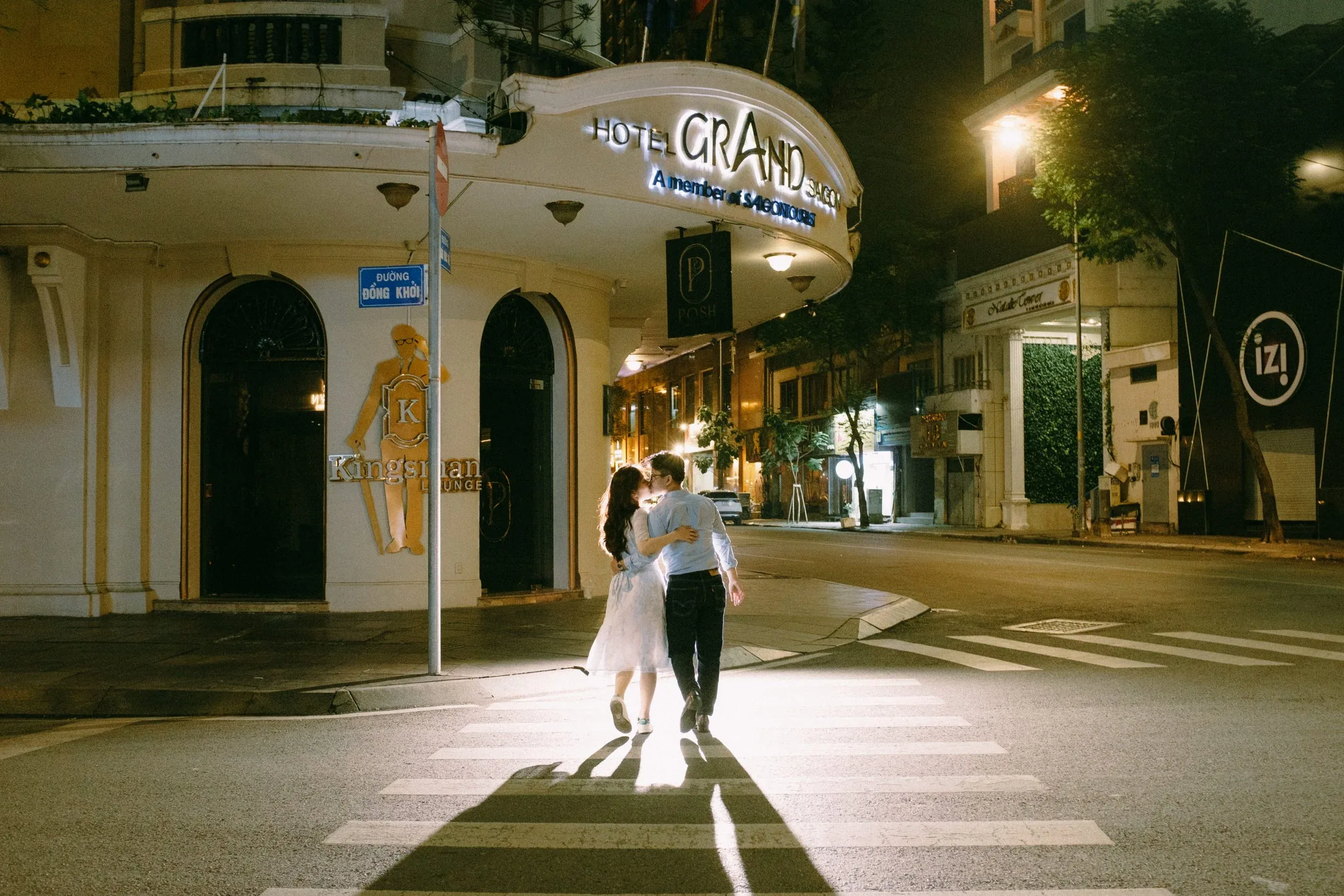 Tú & Ái, Night Session in Sài Gòn — Pham Si Luan Photography (20)